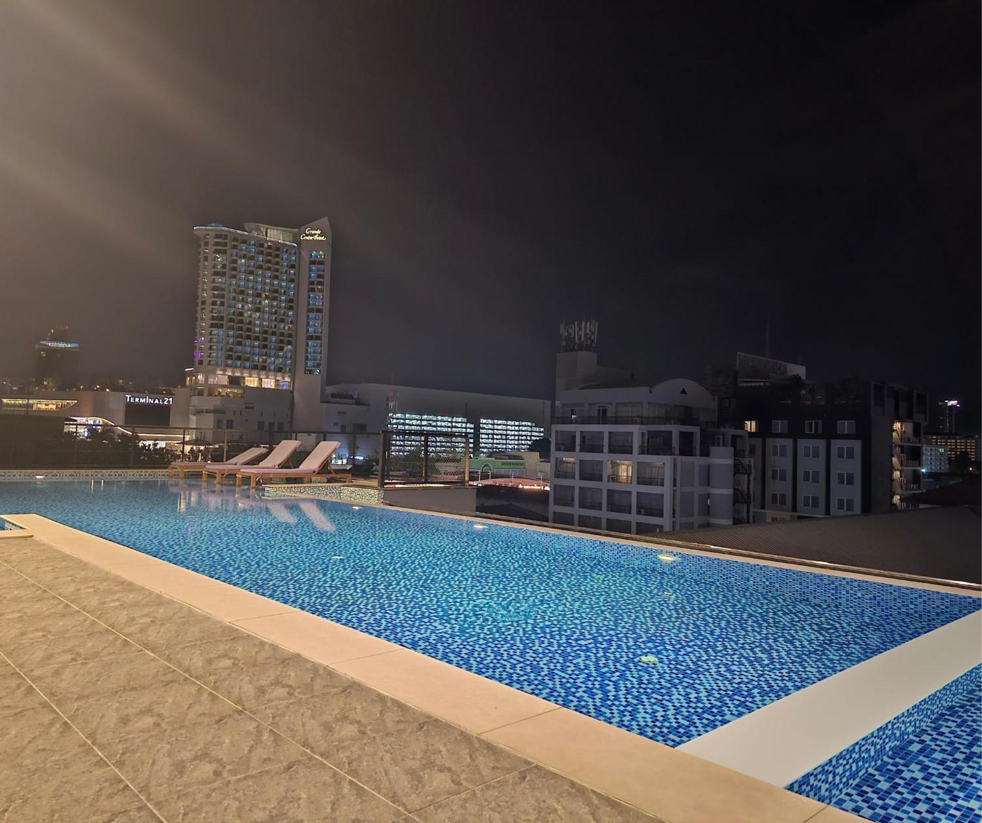 Xq Pattaya Hotel Esterno foto